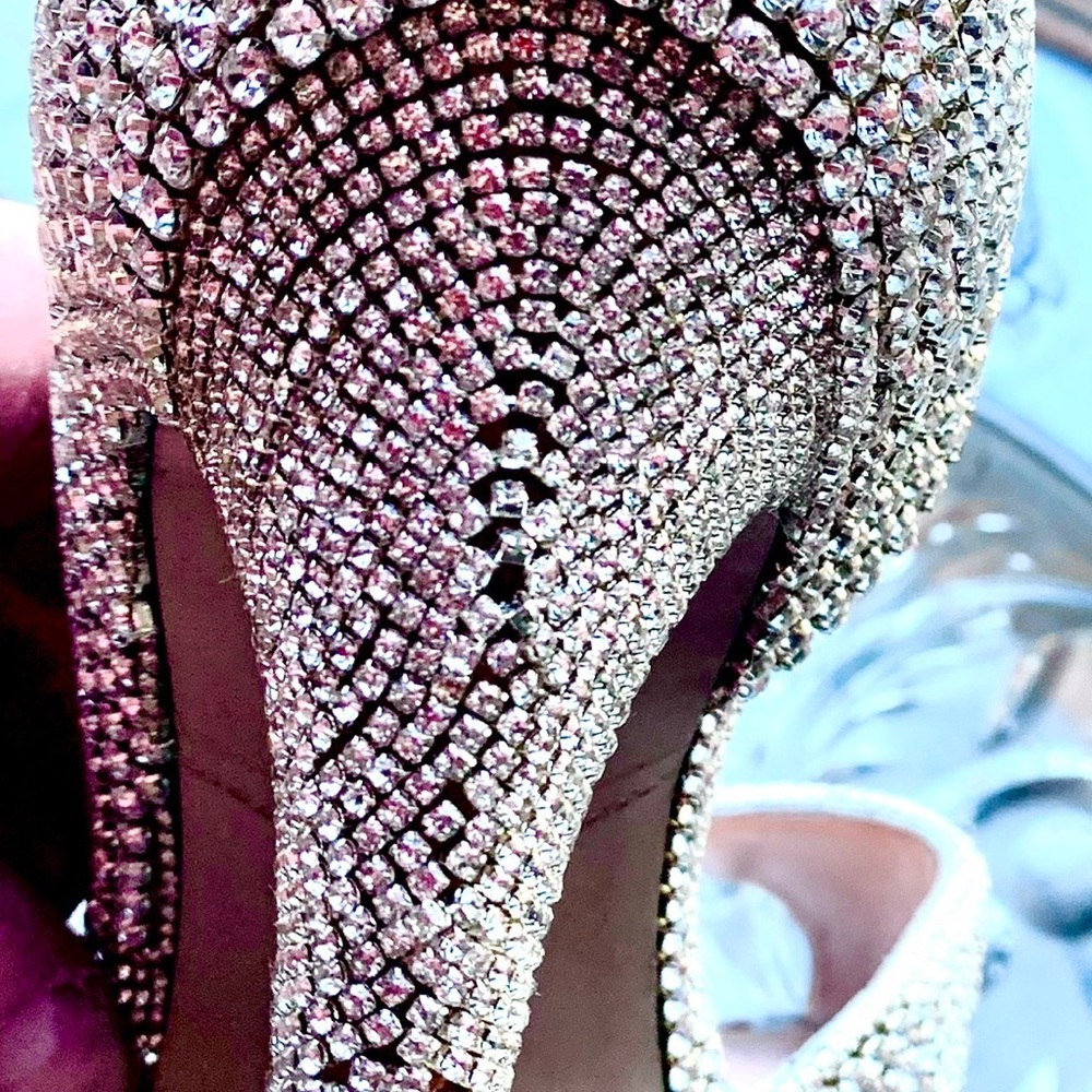 Gorgeous rhinestone pumps
fully encrusted with matching purse. - size 8 1/2 - Picture 7 of 16